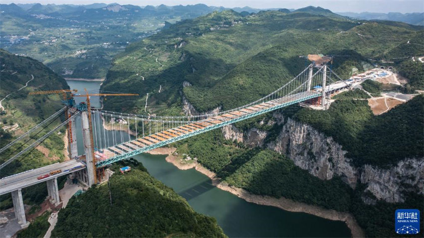 Ponte Jinfeng sobre rio de Wujiang é concluída
