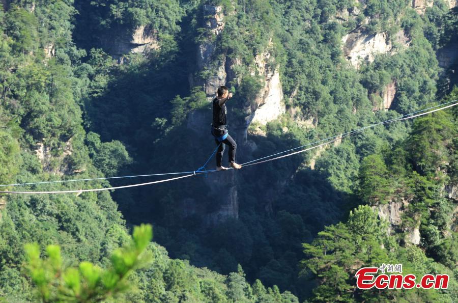 Caminhantes de slackline competem no Parque Nacional da Floresta de Zhangjiajie