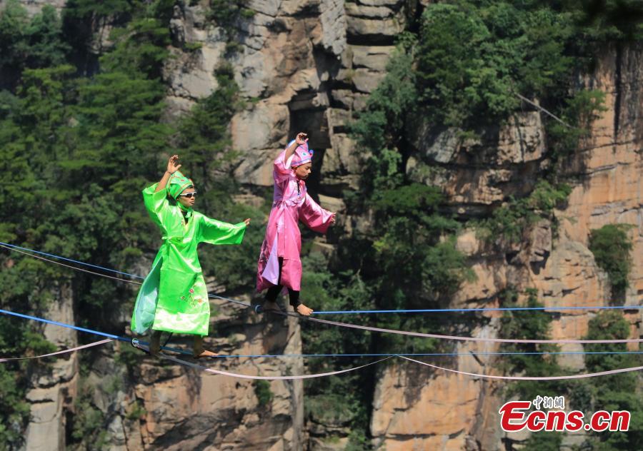 Caminhantes de slackline competem no Parque Nacional da Floresta de Zhangjiajie