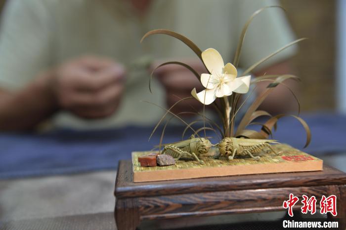 Artesãos promovem ofício folclórico de tecelagem de palha