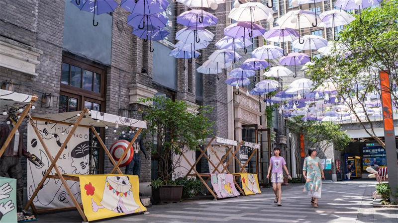 Galeria: residentes de Chongqing escapam do calor escaldante na cidade