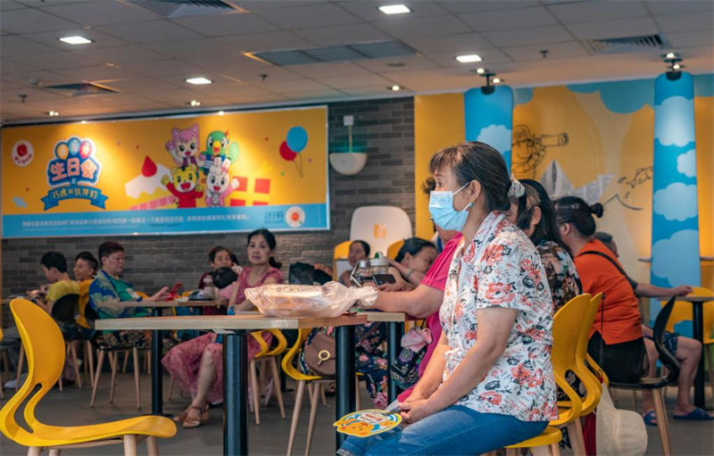 Galeria: residentes de Chongqing escapam do calor escaldante na cidade