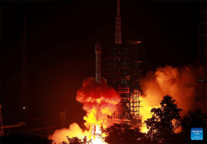 China lança novo satélite de retransmissão de dados
