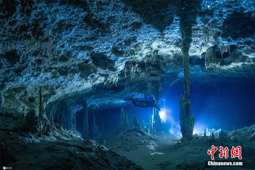 Galeria: paisagem fascinante de caverna subaquática em Tulum, México