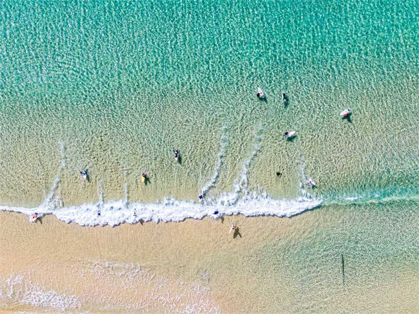 Hainan atrai visitantes de surf no verão