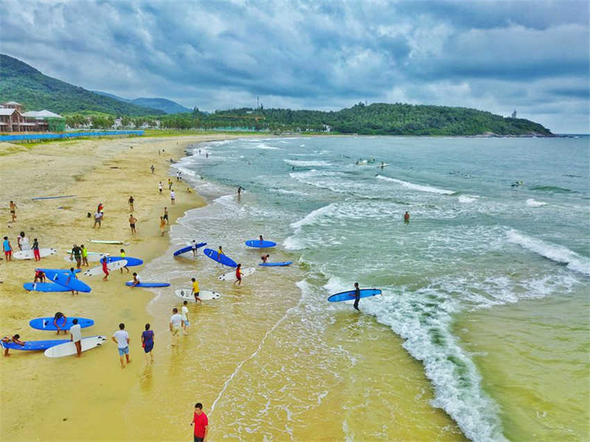 Hainan atrai visitantes de surf no verão