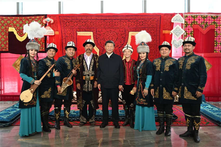 Xi Jinping enfatiza proteção de patrimônio cultural após assistir a apresentação étnica em Xinjiang