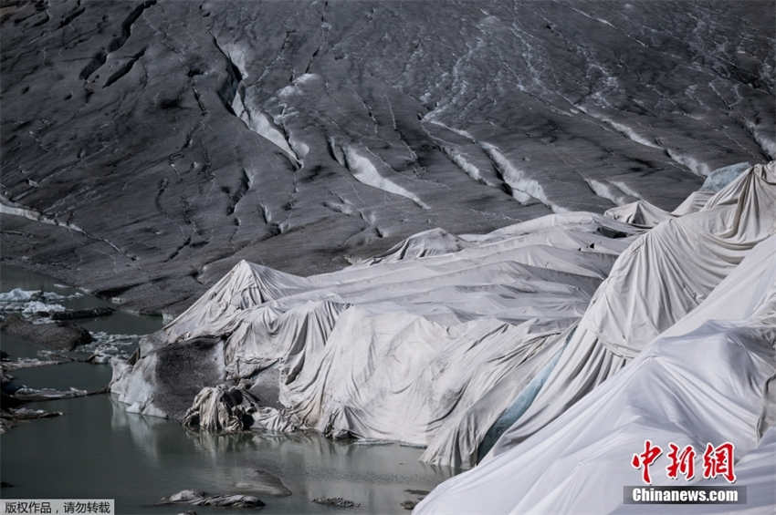 Suíça cobre a geleira mais antiga dos Alpes com tapetes para evitar o degelo