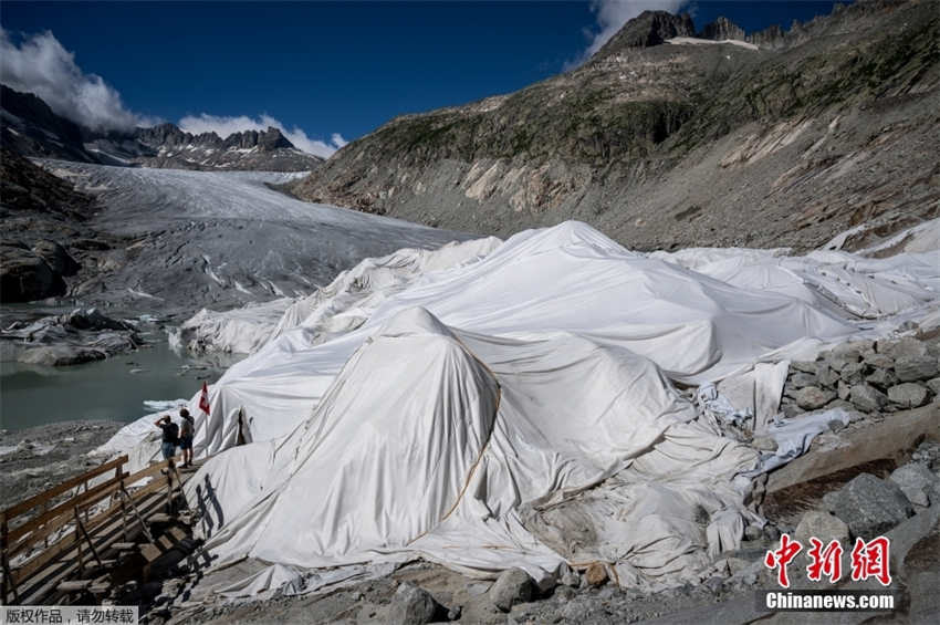 Suíça cobre a geleira mais antiga dos Alpes com tapetes para evitar o degelo