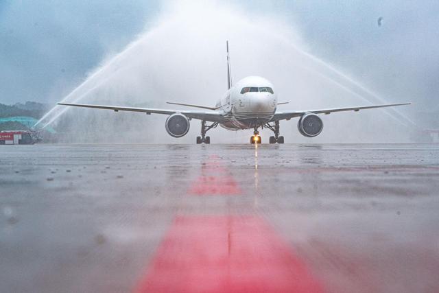 Primeiro aeroporto de hub de carga profissional da Ásia entra em operação no centro da China