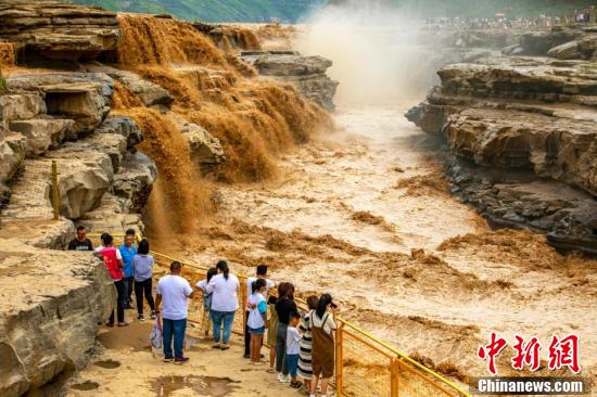 Cachoeira Hukou no rio Amarelo atinge temporada de pico de turismo 