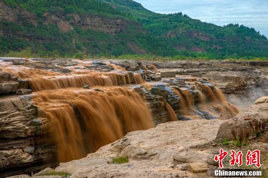 Cachoeira Hukou no rio Amarelo atinge temporada de pico de turismo 