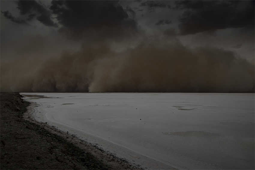 Qinghai: tempestade de areia na área cênica do lago Esmeralda 