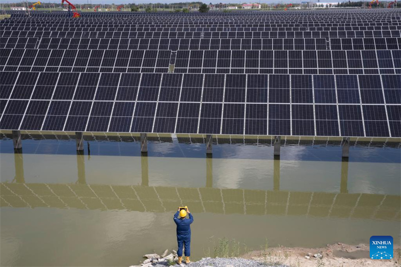 Nordeste da China: projeto fotovoltaico na superfície da água inicia abastecimento da rede