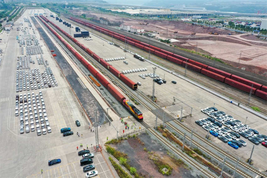Trem carregado de carros chineses inicia viagem piloto de Chongqing a Moscou