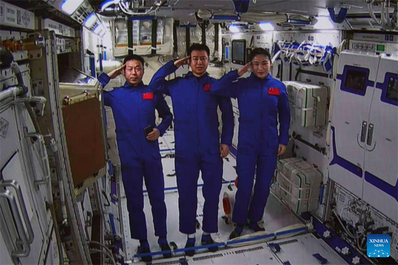 Astronautas da Shenzhou-14 entram no módulo de laboratório Wentian