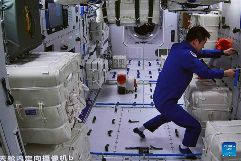Astronautas da Shenzhou-14 entram no módulo de laboratório Wentian