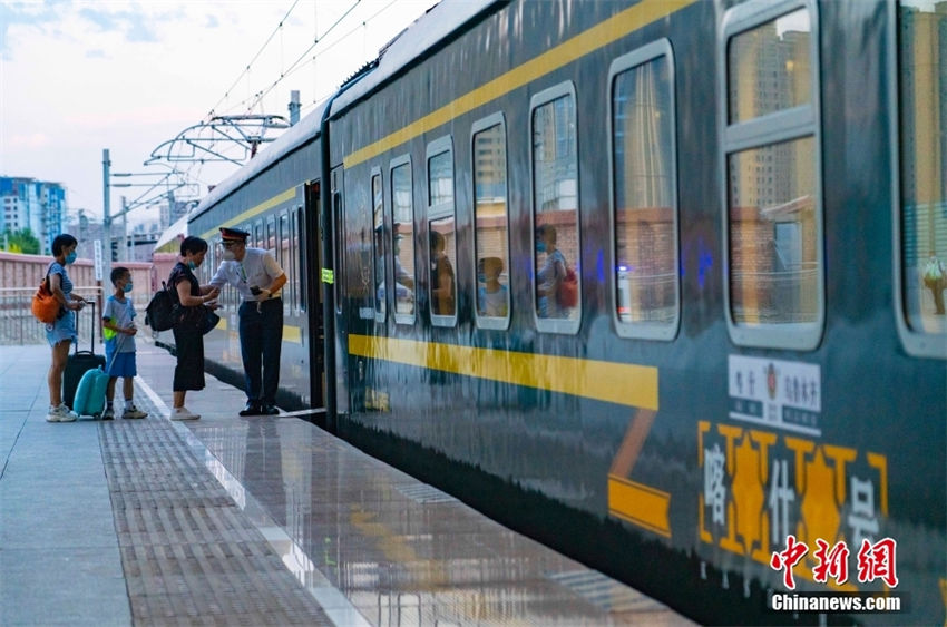Xinjiang: primeiro comboio expresso direto chega em Kashgar