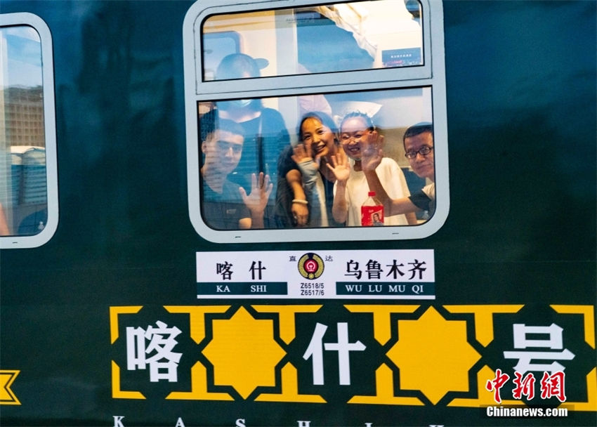 Xinjiang: primeiro comboio expresso direto chega em Kashgar