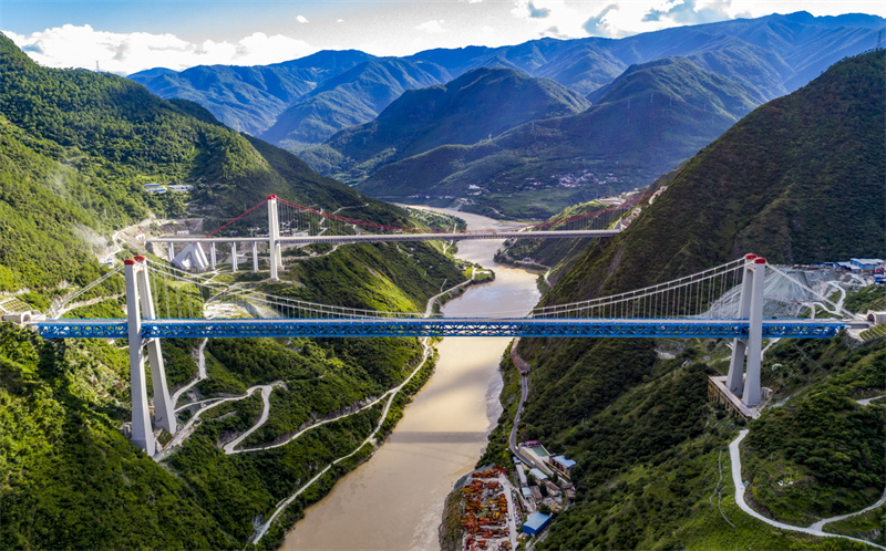 Construção da ferrovia Lijiang-Shangri-la segue em andamento