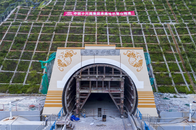 Construção da ferrovia Lijiang-Shangri-la segue em andamento