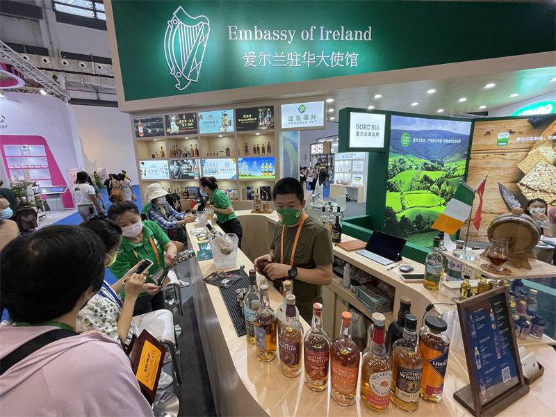 Vinho irlandês atrai atenção na 2ª Exposição Internacional de Produtos de Consumo da China
