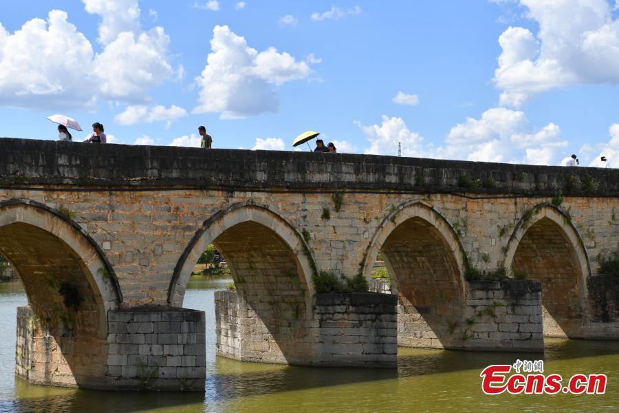 Galeria: antiga ponte Shuanglong em Yunnan