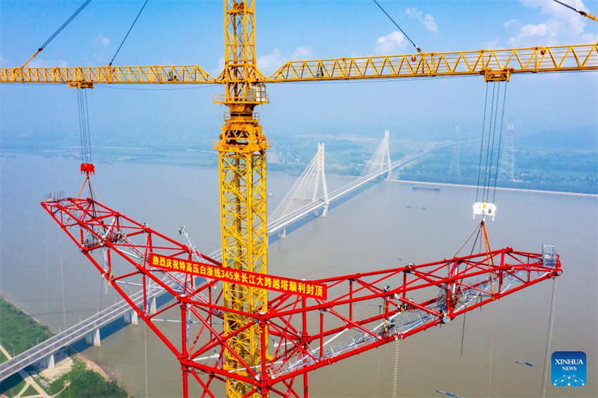 Estrutura da torre de transmissão do principal projeto de transmissão de energia UHV é concluída no leste da China