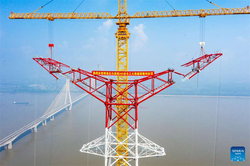 Estrutura da torre de transmissão do principal projeto de transmissão de energia UHV é concluída no leste da China
