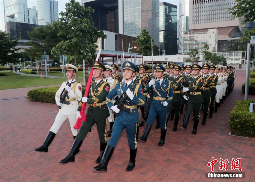 Hong Kong: tropas do ELP realizam cerimônia de hasteamento da bandeira nacional em 1º de agosto