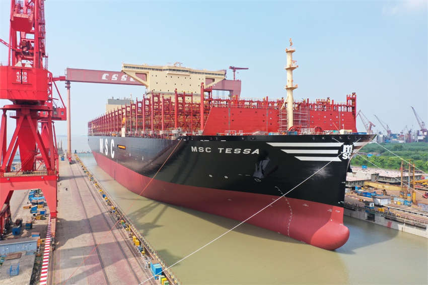 Maior navio porta-contêineres do mundo desatraca em Shanghai