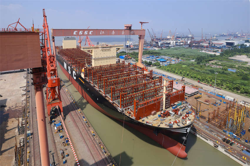 Maior navio porta-contêineres do mundo desatraca em Shanghai