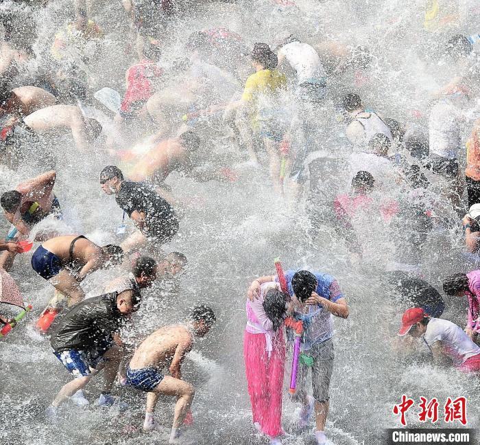 Fujian: turistas desfrutam da frescura do verão nas praças de água