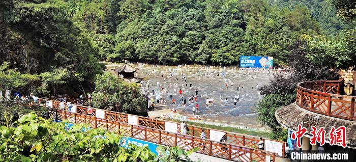 Fujian: turistas desfrutam da frescura do verão nas praças de água