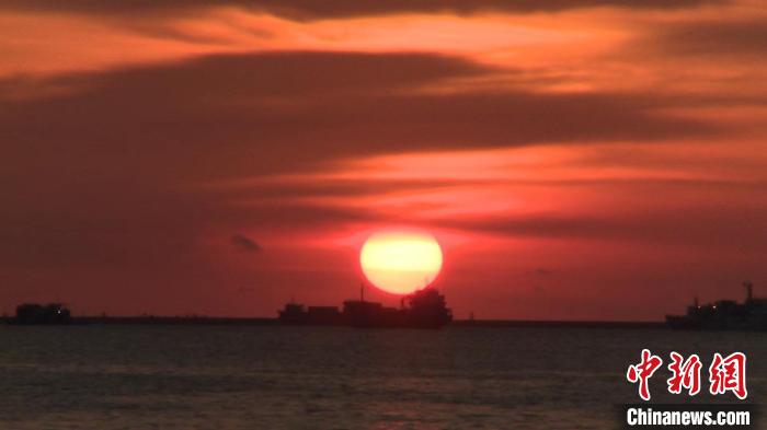 Haikou: bela paisagem do pôr do sol na Baía atrai cidadãos e turistas