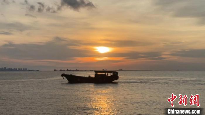 Haikou: bela paisagem do pôr do sol na Baía atrai cidadãos e turistas