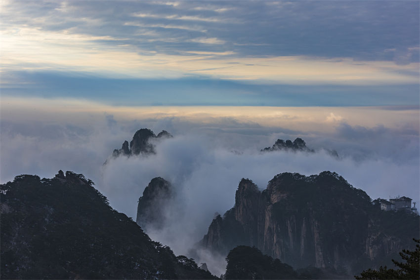 Patrimônio mundial Montanha Huangshan atrai mais turistas em julho