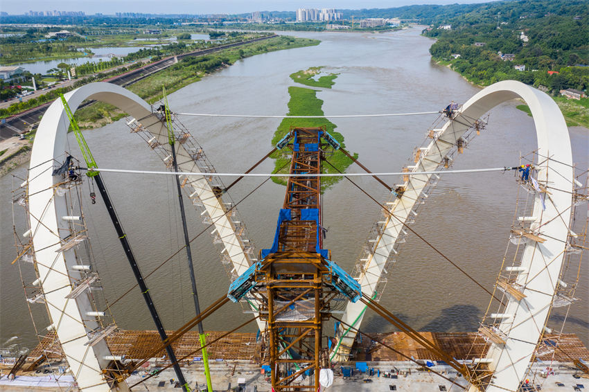 Sichuan: ponte sobre rio Minjiang está em construção