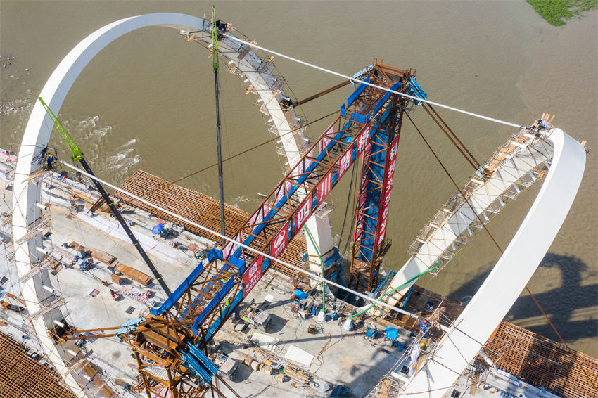 Sichuan: ponte sobre rio Minjiang está em construção