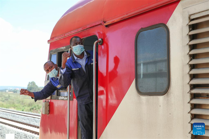 Ferrovia moderna construída pela China promove criação de empregos no Quênia