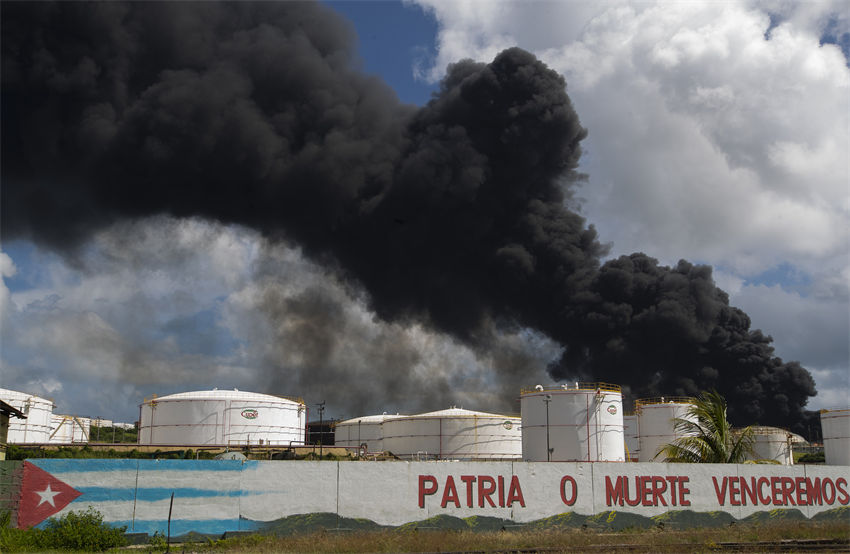 Raio atinge armazenamento de petróleo cubano provocando incêndio