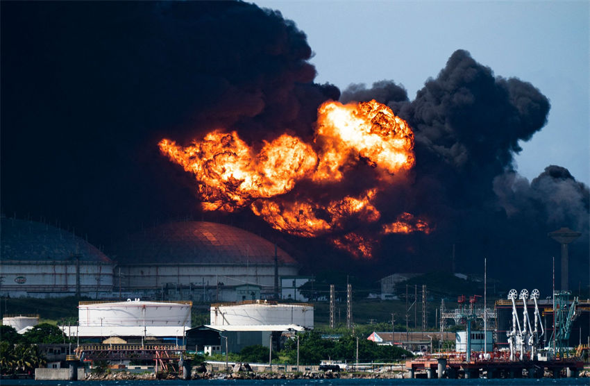 Raio atinge armazenamento de petróleo cubano provocando incêndio