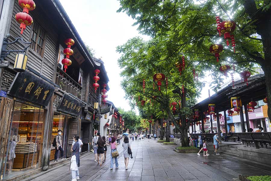 Visitantes na rua principal de Sanfang Qixiang (Três Travessas e Sete Ruelas) em Fuzhou, capital da província de Fujian, sudeste da China.