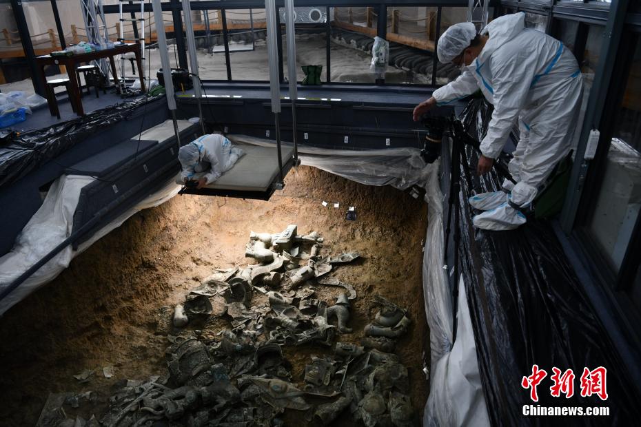 Os arqueólogos trabalham no poço de sacrifício nº 8 das ruinas de Sanxingdui, na cidade de Guanghan, província de Sichuan, sudoeste da China, na segunda-feira (8).