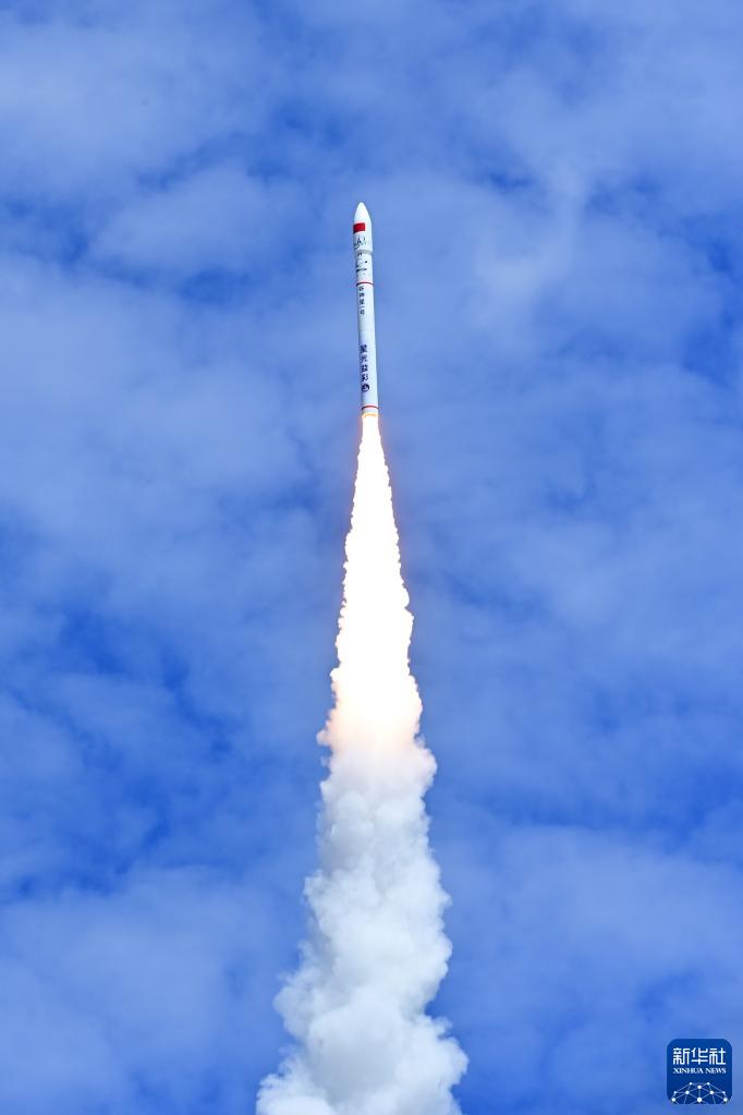 Foguete comercial chinês CERES-1 Y3 lança três satélites com sucesso