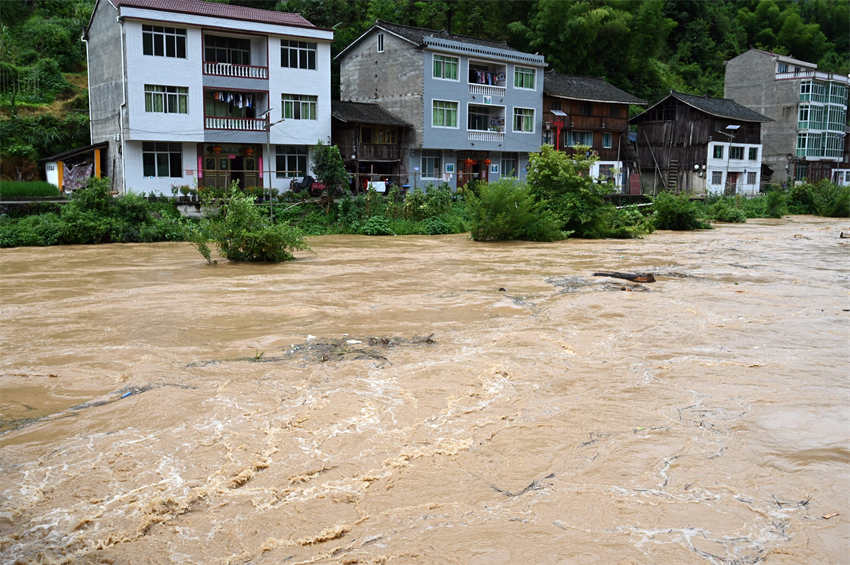 China lança resposta de emergência a tufão e inundações 