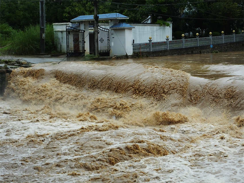 China lança resposta de emergência a tufão e inundações 