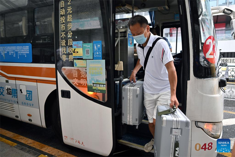 Primeiro grupo de turistas retidos em Sanya, na China, volta para casa