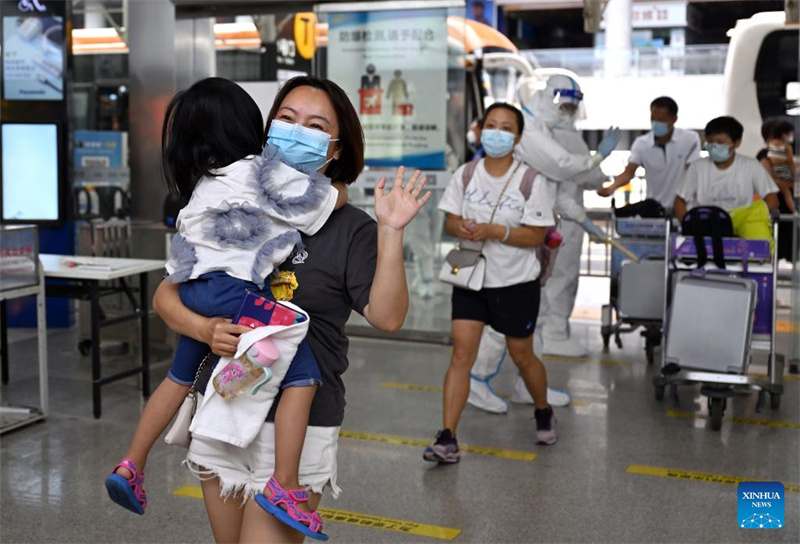 Primeiro grupo de turistas retidos em Sanya, na China, volta para casa