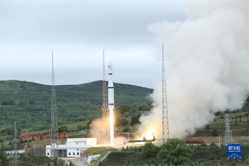 China lança 16 novos satélites